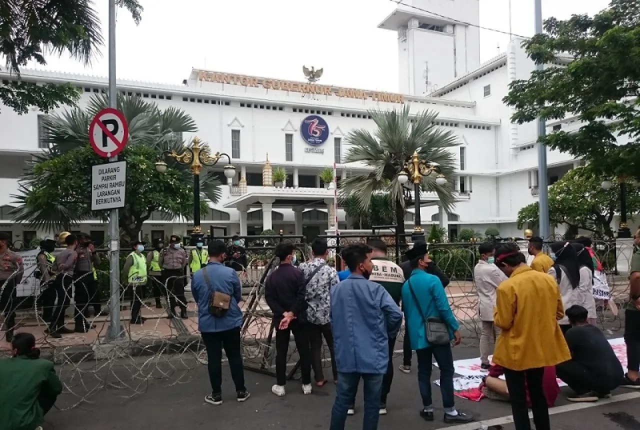 Demo Depan Kantor Gubernur Jatim, BEM Nusantara Sampaikan 3 Hal - GenPI.co Jatim