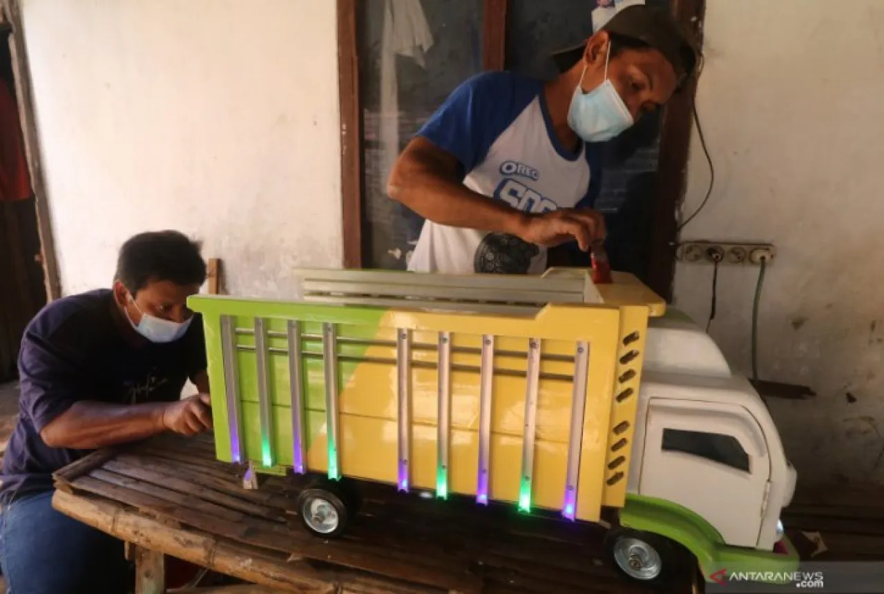 Miniatur Truk Kayu Jati Kediri, Indah dan Eksotik - GenPI.co Jatim